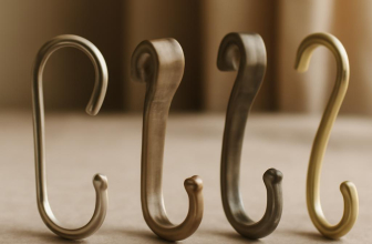 Шторы на крючках со складками сделают окно стильным акцентом